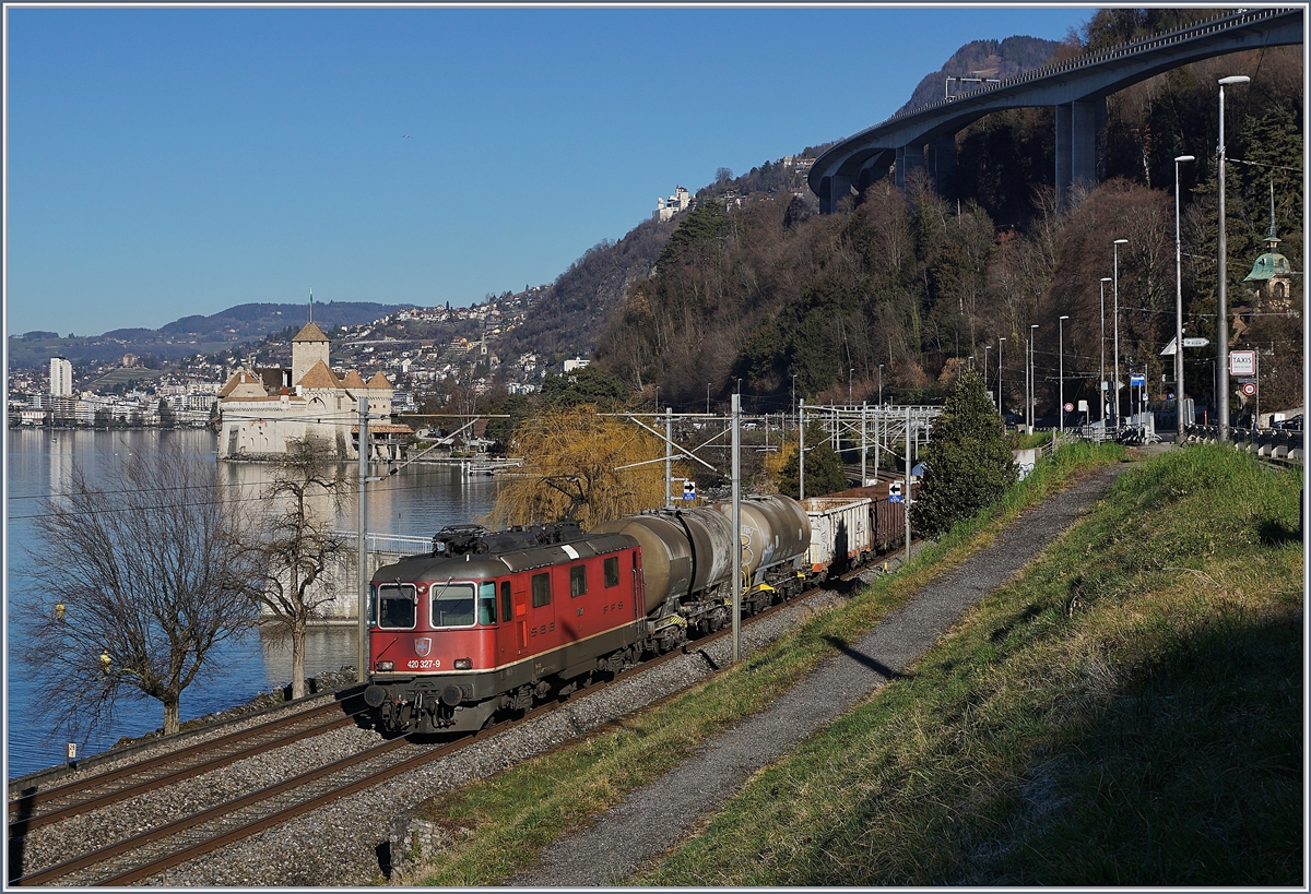 The SBB Re 4/4 II 11327 (Re 420 327-9) with a Cargo train near Villeneuve. 

07.02.2020