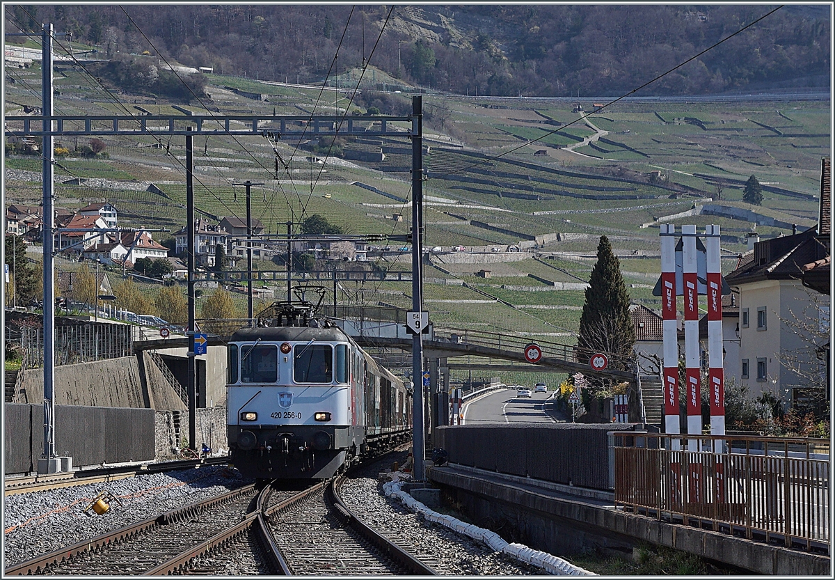 The SBB Re 4/4 II 11256 (Re 420 256-0) with Cargo Train in Cully. 

 1. April 2021