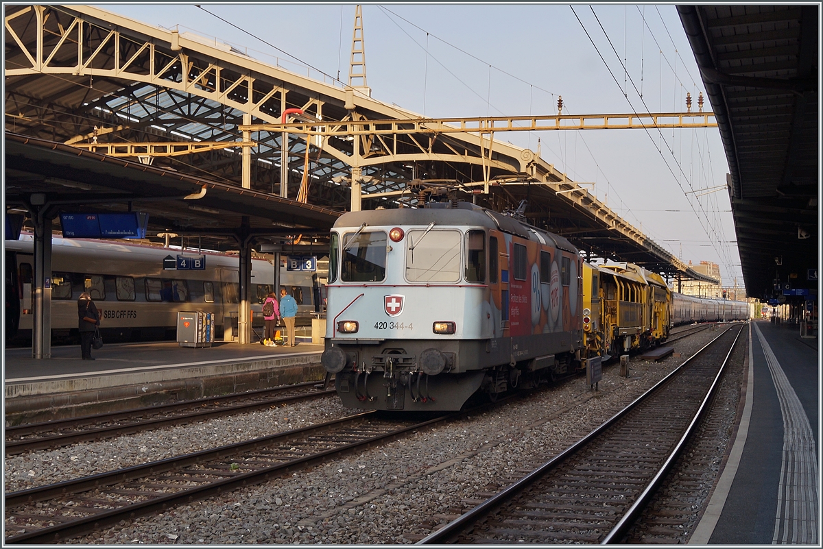 The SBB Re 4/4 II 11344 (Re 420 344-4 / UIC 91 85 4420 344-4 CH SBBC) wiht the service composition  D-Krebs 99 80 91 24 011-4  in Lausanne. 

17.04.2021