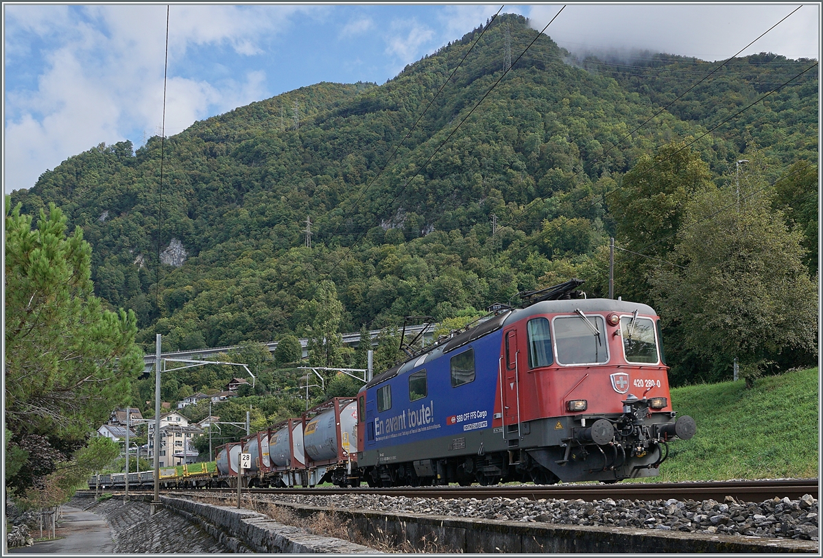 The SBB Re 4/4 II 11280 (Re 420 280-0) with a Cargo train near Villeneuve. 

23.09.2020