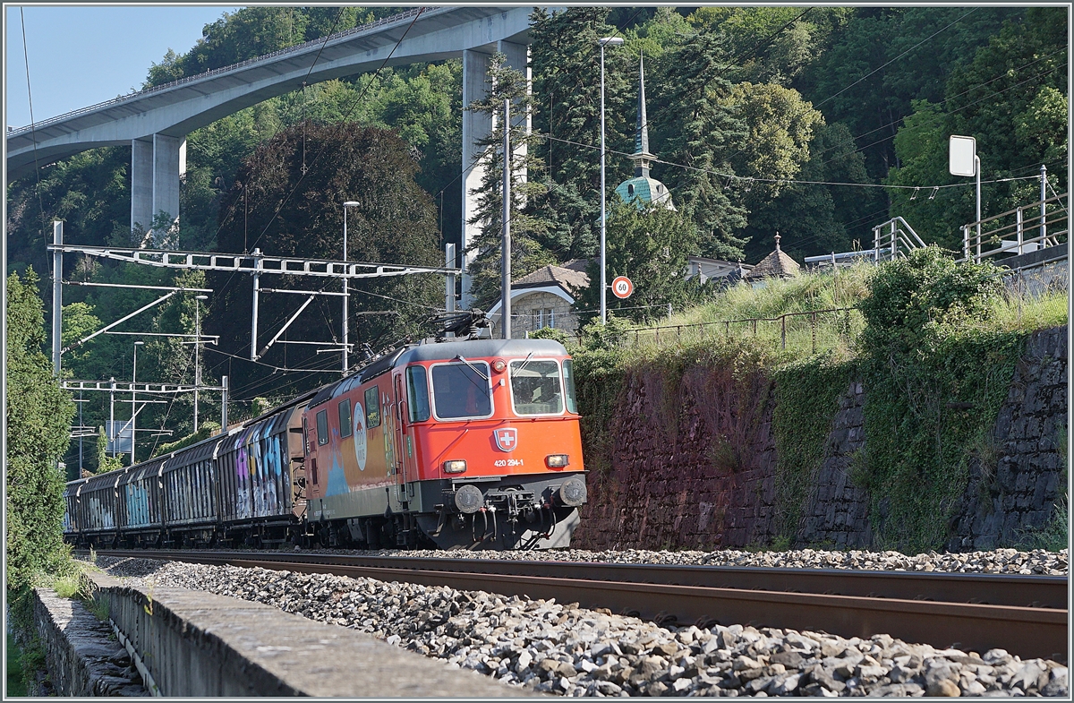 The SBB Re 4/4 II 11294 (Re 420 294-1)  Zirkus KNIE  with a Cargo Train by Villeneuve. 

18.08.2021