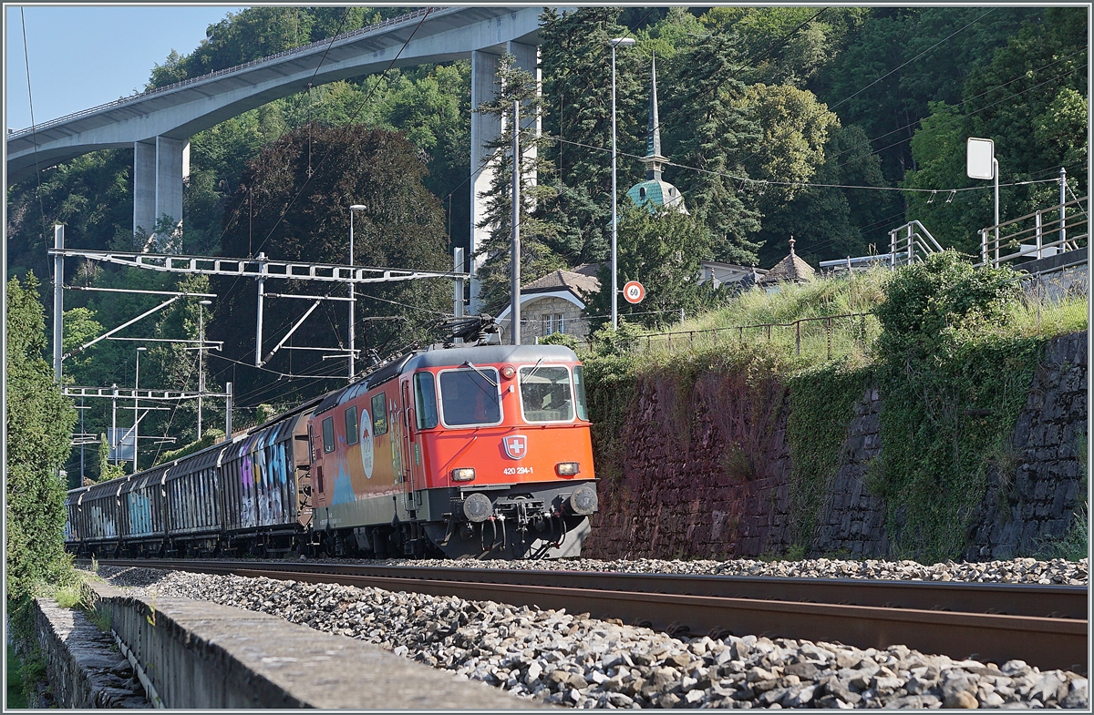 The SBB Re 4/4 II 11294 (Re 420 294-1)  Zirkus KNIE  with a Cargo Train by Villeneuve. 

18.08.2021