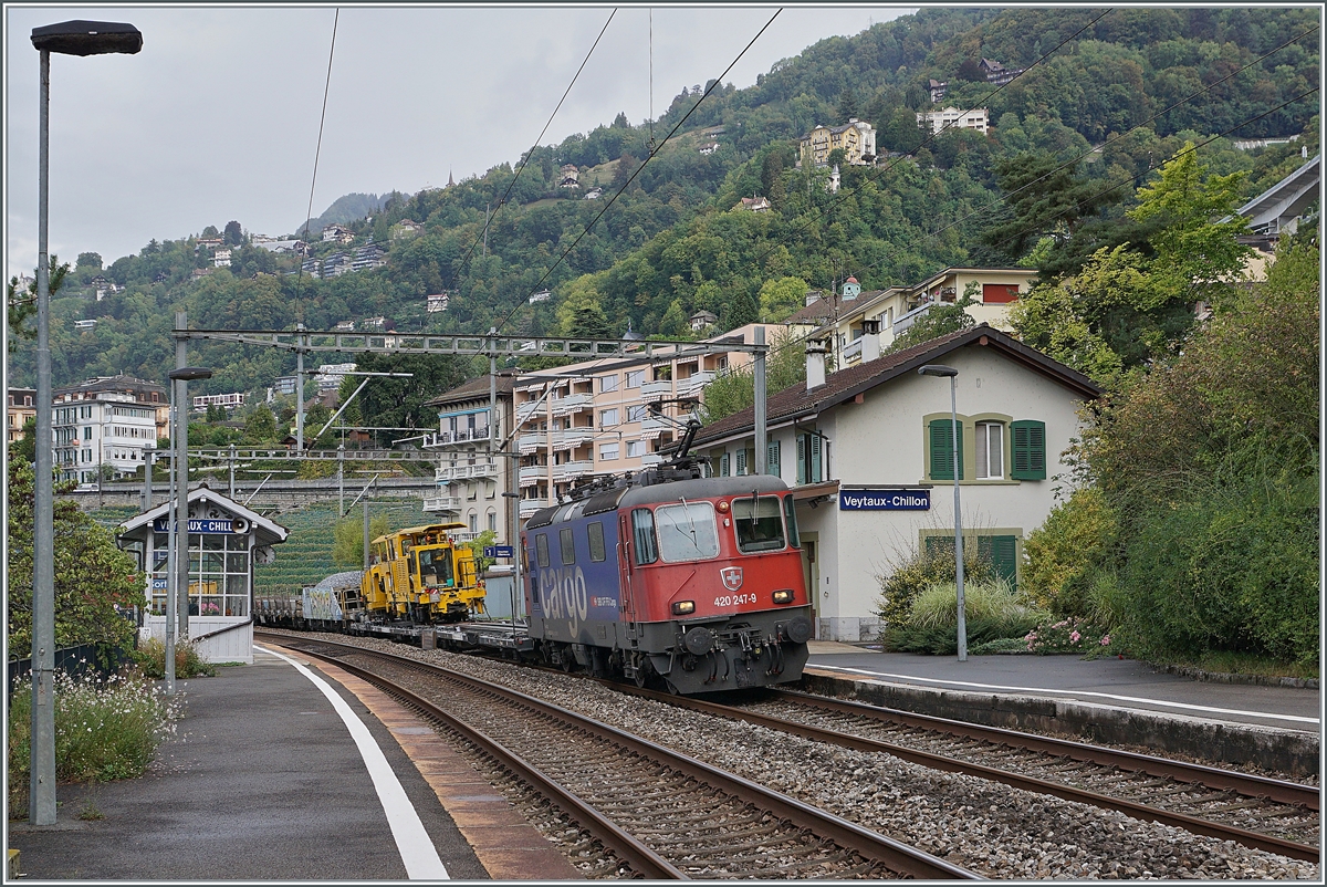 The SBB Re  4/4 II 11247 (Re 420 247 with a Cargo train in Veytaux-Chillon.

23.09.2020