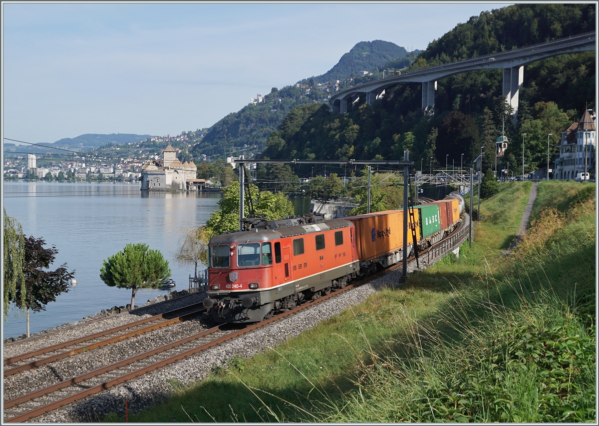 The SBB Re 4/4 II 11240 (Re 420 240-4) wiht a Cargo train by Villeneuve.

07.09.2021