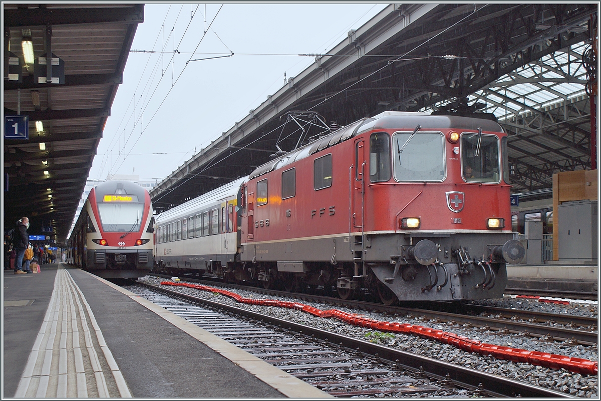 The SBB Re 4/4 II 11116 (Re 91 85 4 420 116-6 CH-SBB) and the RABe 511 113  in Lausanne.

08.12.2021