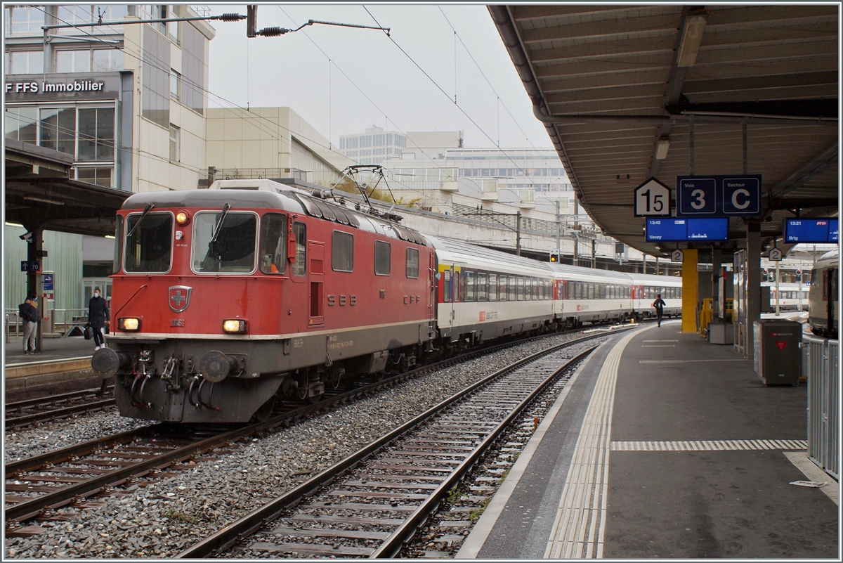 The SBB Re 4/4 II 11116 (Re 91 85 4 420 116-6 CH-SBB) in Lausanne.

08.12.2021