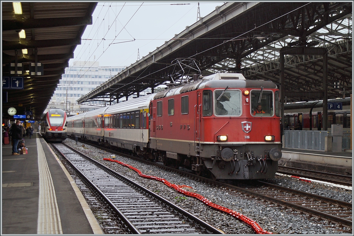 The SBB Re 4/4 II 11116 (Re 91 85 4 420 116-6 CH-SBB) in Lausanne.

08.12.2021