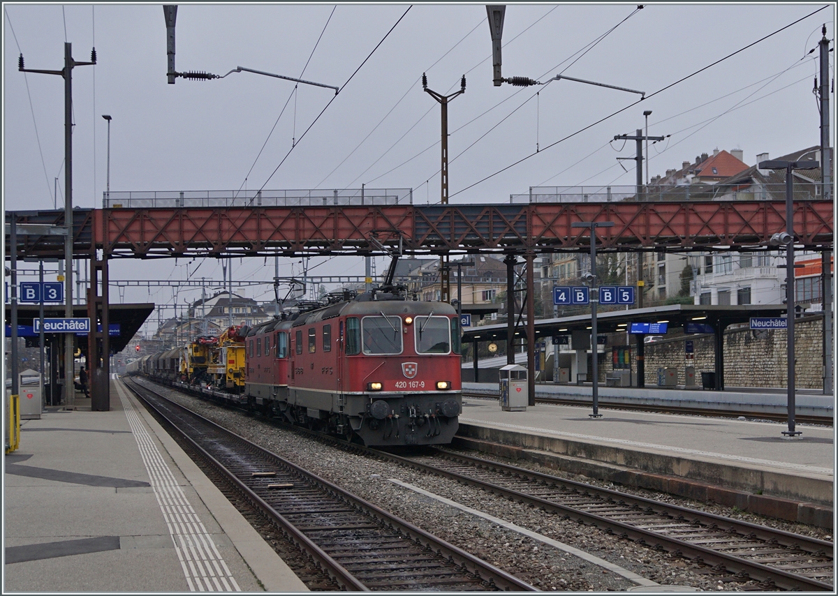 The SBB Re 4/4 II 11167 (Re 420 167-2) and an other one with a Cargo train in Neuchâtel. 

20.12.2021 