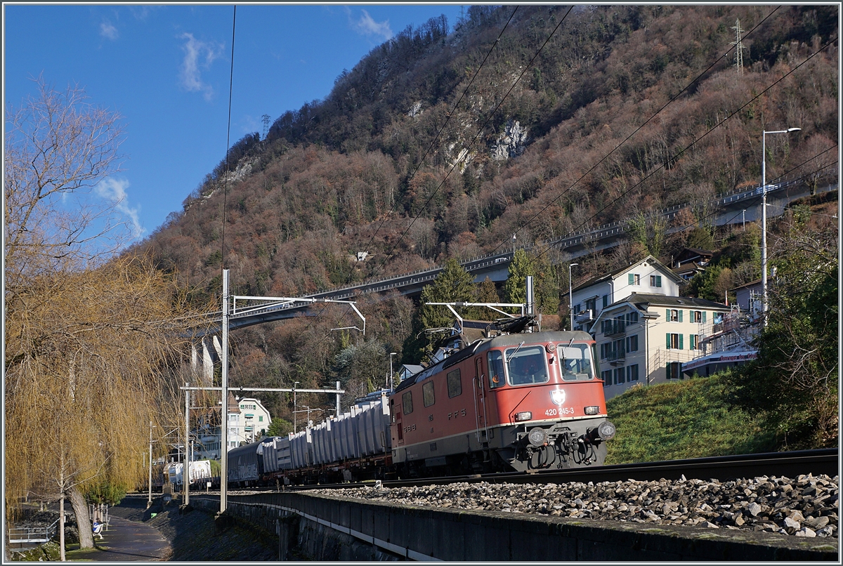 The SBB Re 4/4 II 11245 (Re 420 245-3) wiht a Cargo Train near Villeneuve. 

10.01.2022