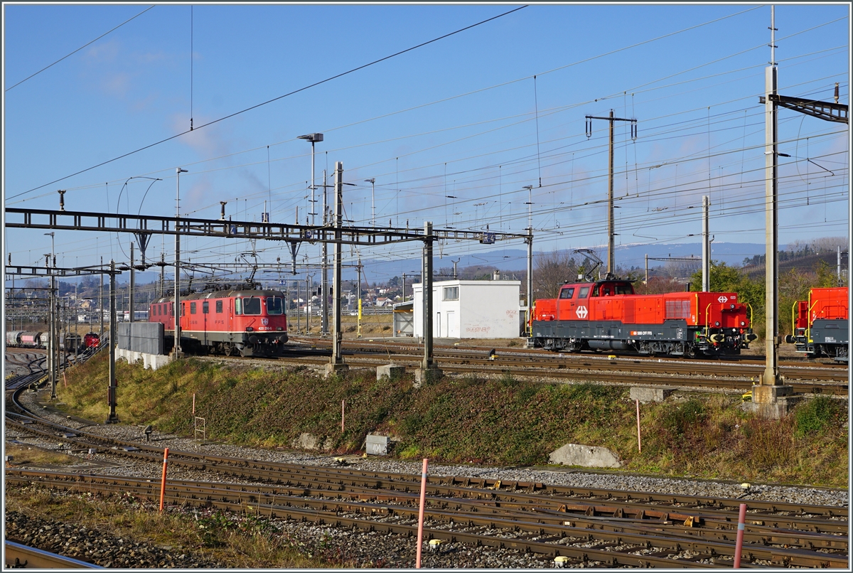 The SBB Re 4/4 II 11296 (Re 420 296-6) and an other one on the left and the Aem 940 023-5 on the right in the Lausanne Triage Station. 

04.02.2022

