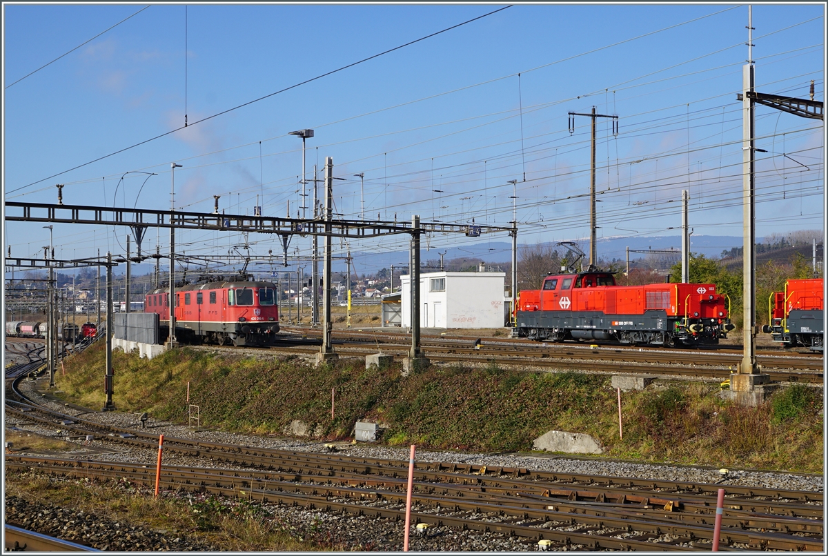 The SBB Re 4/4 II 11296 (Re 420 296-6) and an other one on the left and the Aem 940 023-5 on the right in the Lausanne Triage Station. 

04.02.2022

