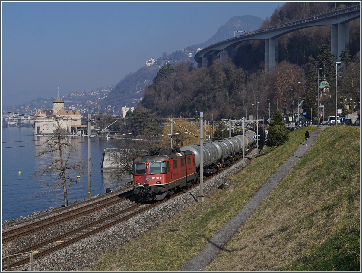 The SBB Re 4/4 II 11284 (Re 420 284-2) with a Cargo Train by the Castle of Chillon. 

08.03.2022