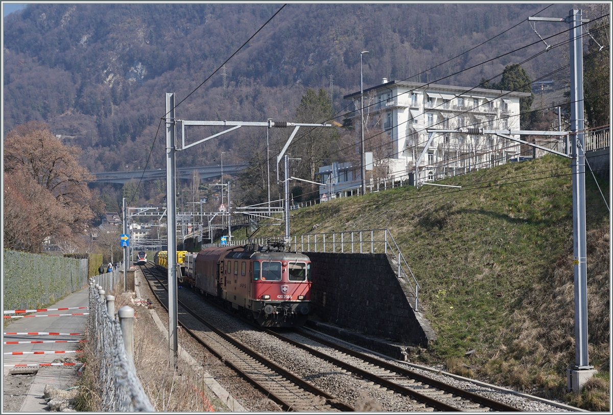 The SBB Re 4/4 II 11258 (Re 420 258-4) wiht a Cargo Train in Villeneuve. 

07.03.2022