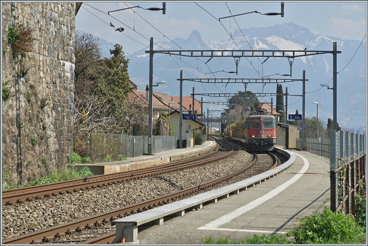 The SBB Re 4/4 II 11349 (Re 420 349-3) with a Cargo Service in St Saphorin on the way to Lausanne. 

25.03.2022
