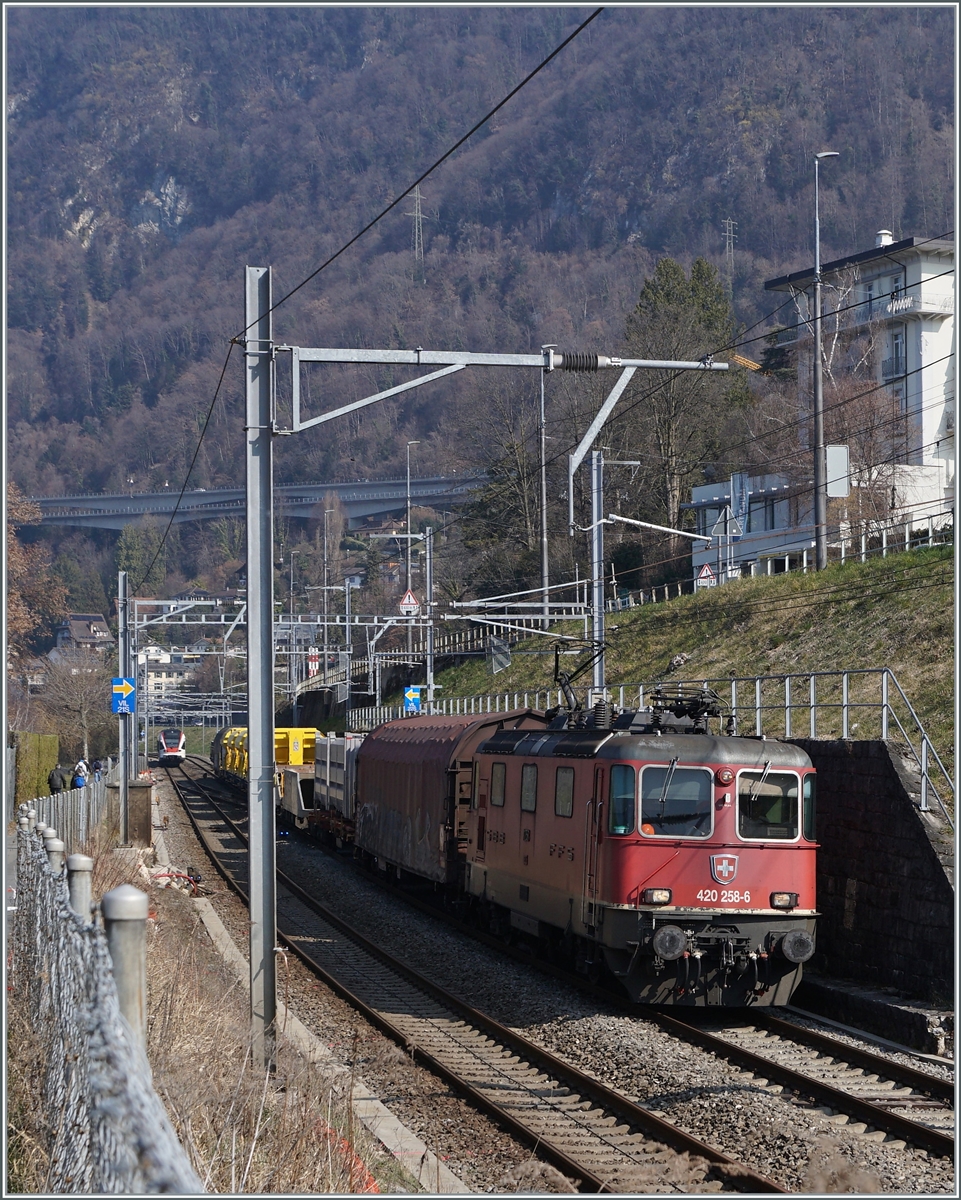 The SBB Re 4/4 II 11258 (Re 420 258-6) wiht a Cargo Train by Villeneuve.

08.03.2022