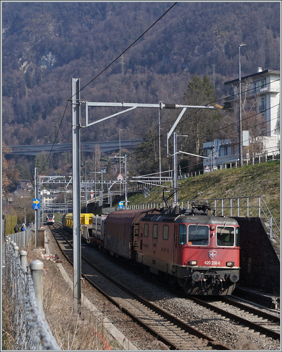 The SBB Re 4/4 II 11258 (Re 420 258-6) wiht a Cargo Train by Villeneuve.

08.03.2022