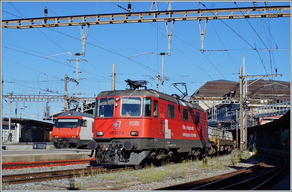 The SBB Re 4/4 II 11252 (Re 420 252-9)  smile by swisspass  is waiting in Lausanne is depature on the way to Vevey. A lot of years ago this Lok was painted wit the TEE coulors.

03.08.2022


