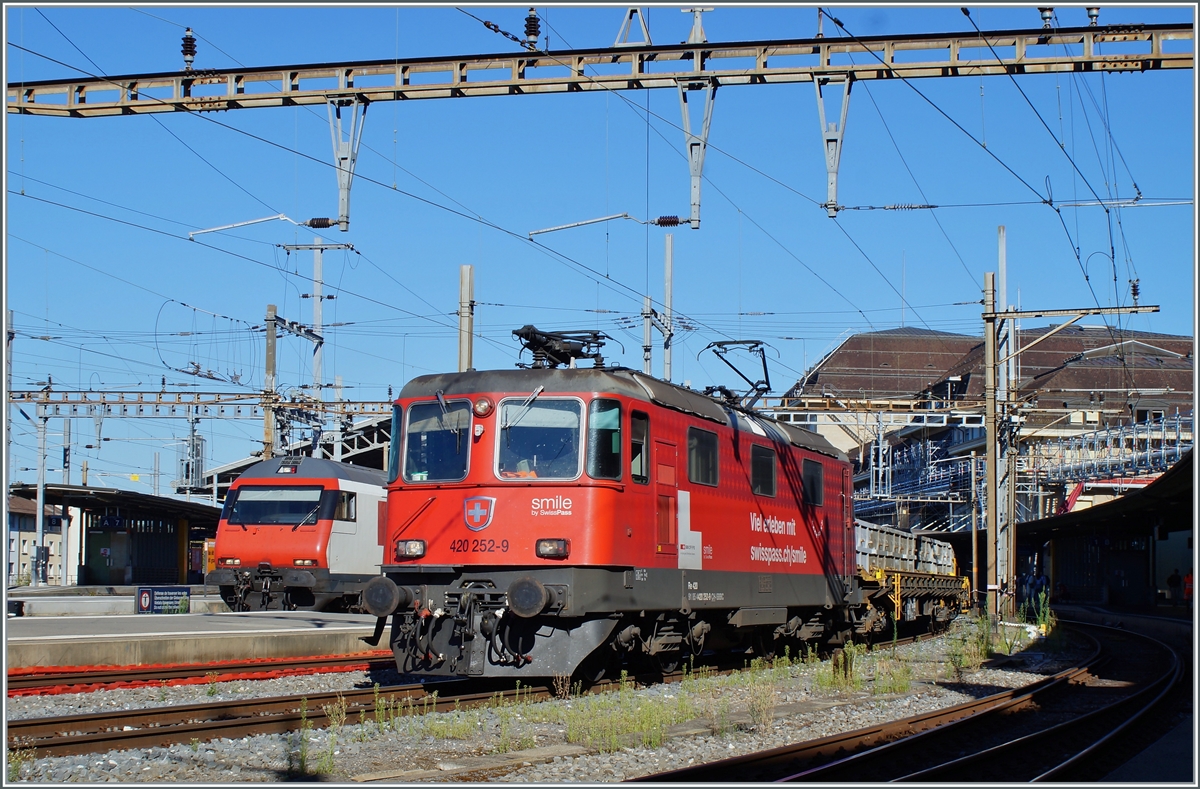 The SBB Re 4/4 II 11252 (Re 420 252-9)  smile by swisspass  is waiting in Lausanne is depature on the way to Vevey. A lot of years ago this Lok was painted wit the TEE coulors.

03.08.2022

