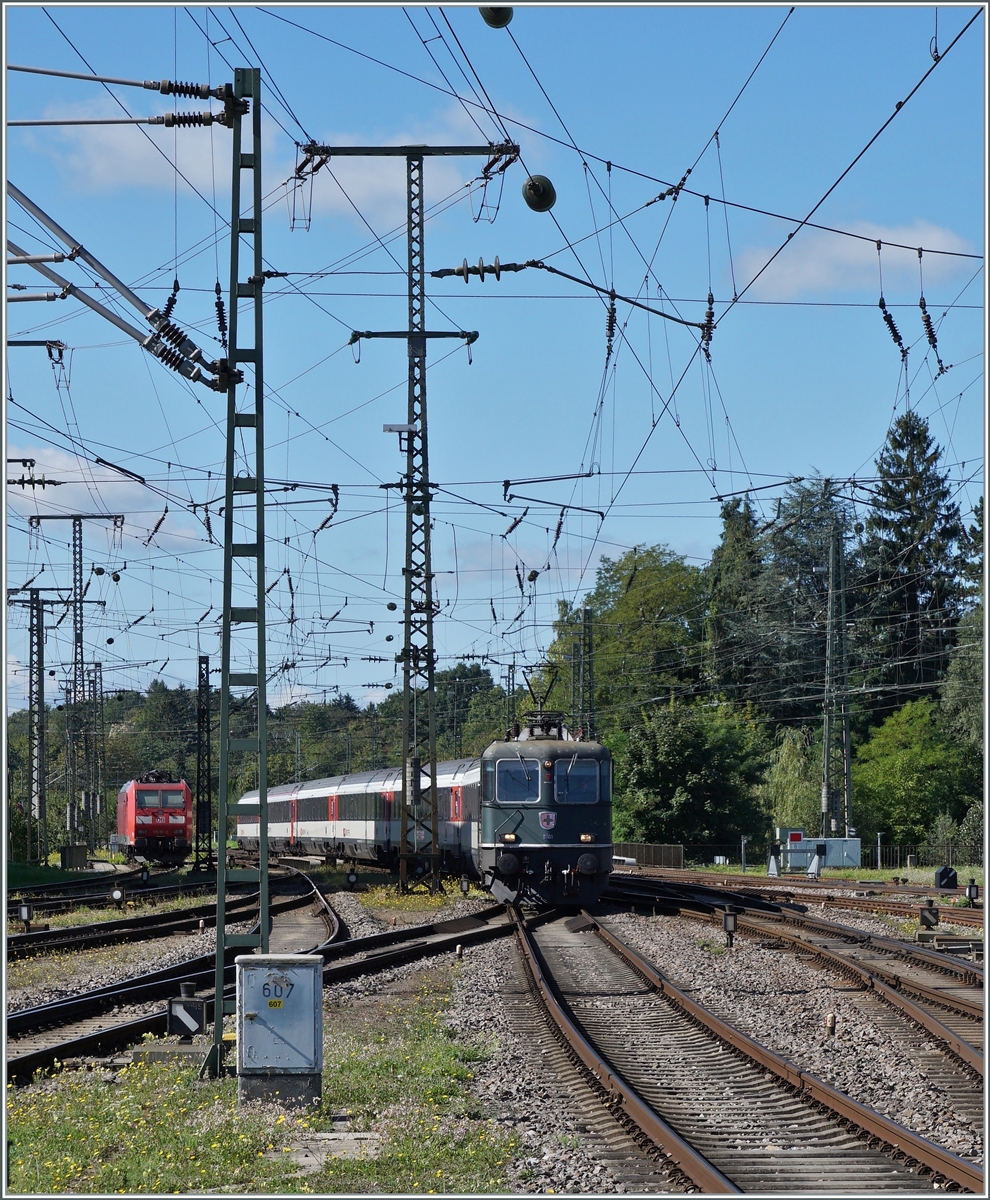 The SBB Re 4/4 II 11161 wiht his IC from Zürich to Stuttgart is arriving at Singen. 

19.09.2022