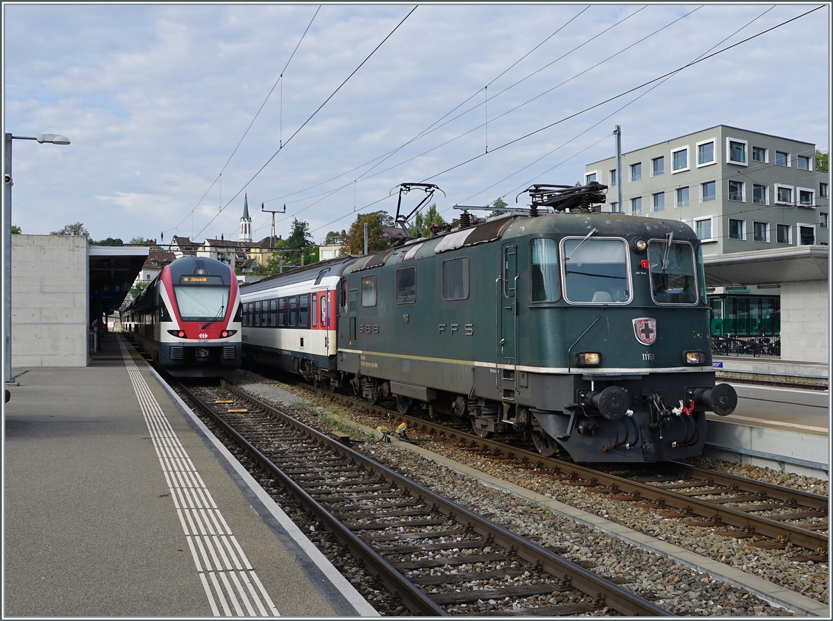 The SBB Re 4/4 II 11161 wiht his IC to Singen is arriving at Schaffhausen. 

06.09.2022