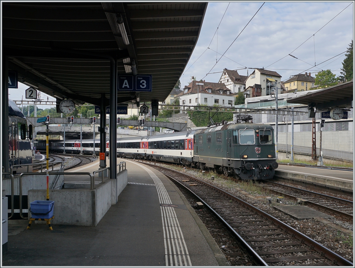 The SBB Re 4/4 II 11161 wiht his IC to Singen is arriving at Schaffhausen. 

06.09.2022