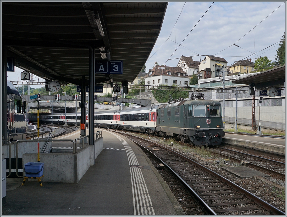 The SBB Re 4/4 II 11161 wiht his IC to Singen is arriving at Schaffhausen. 

06.09.2022