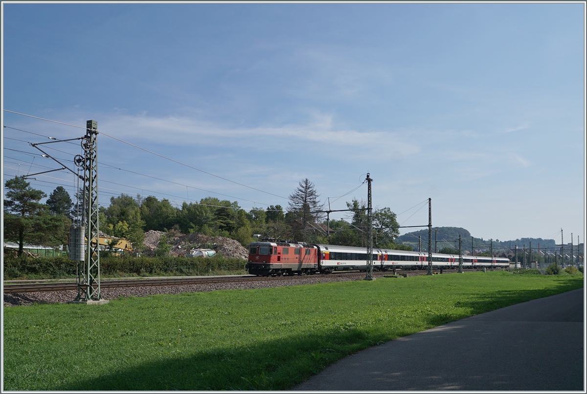 The SBB Re 4/4 II 11130 with an IC from Singen to Zürich by Thayngen. 

30.08.2022