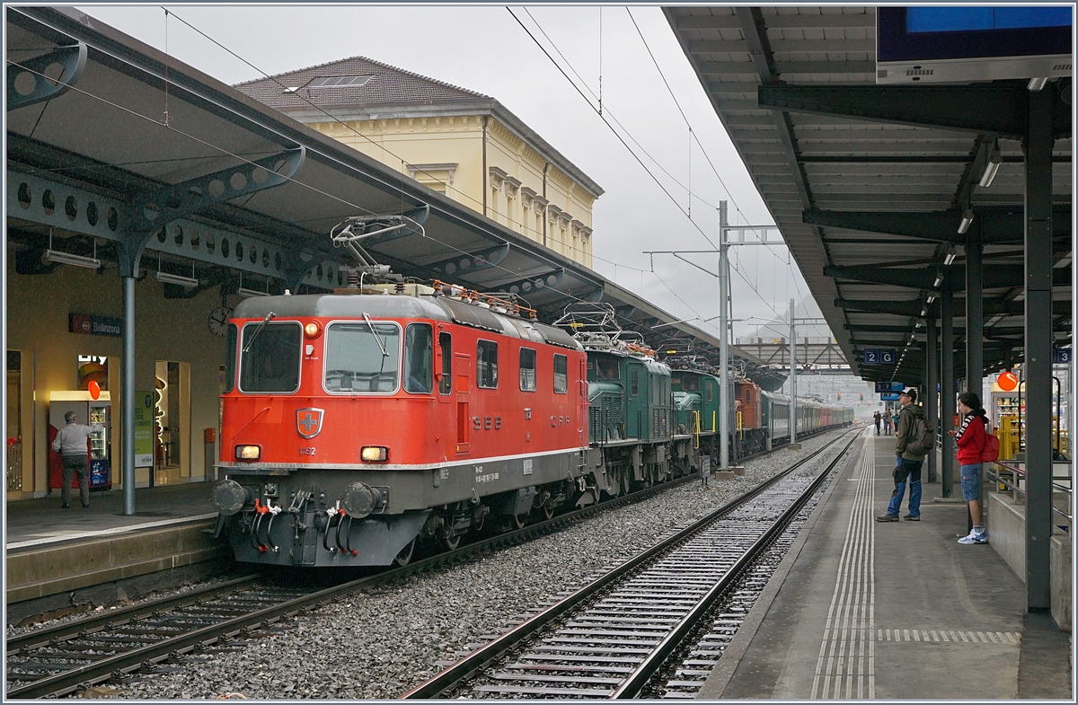 The SBB Re 4/4 II 1192 wiht the Ce 6/8 III 14305 (9185 4601 305-6), SOB Be 6/8 III 13302 (91 85 4601 302-3) and Ce 6/8 II 14253 (91 85 4601 253-8) and his special service from Erstfeld by his arriving at Bellinzona. 

19.10.2019