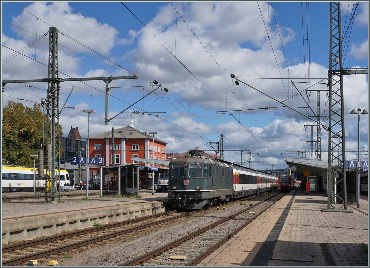 The SBB Re 4/4 II 11161 with EC Stuttgart - Zürich in Singen.

19.09.2022