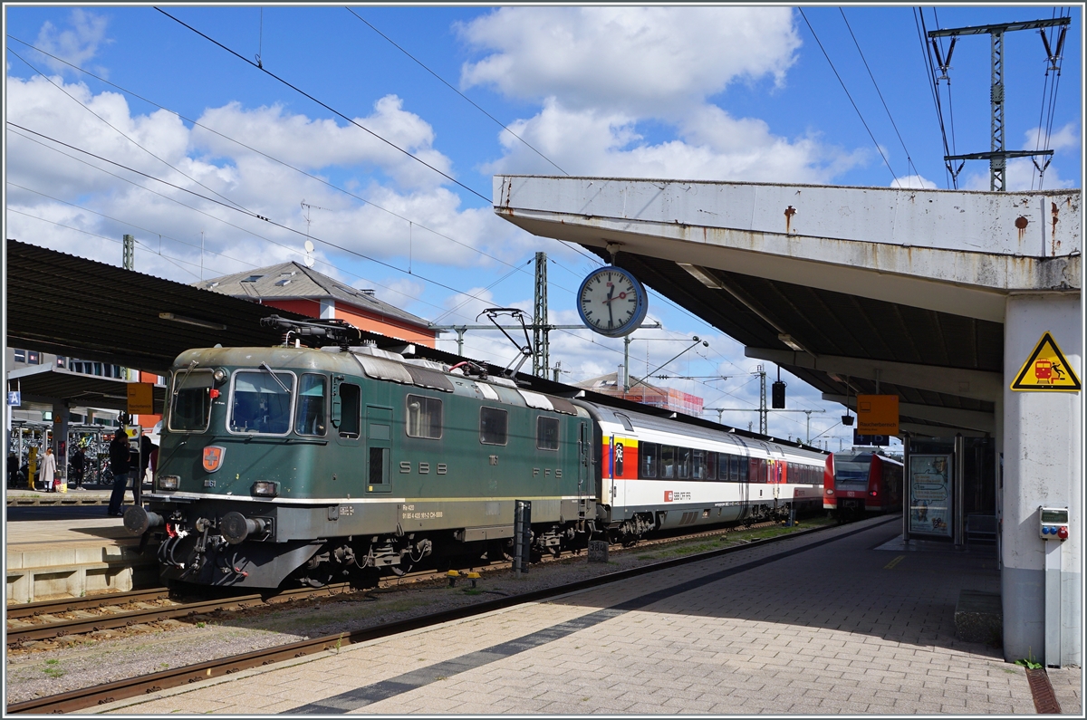 The SBB Re 4/4 II 11161 with EC Stuttgart - Zürich in Singen. 

19.09.2022