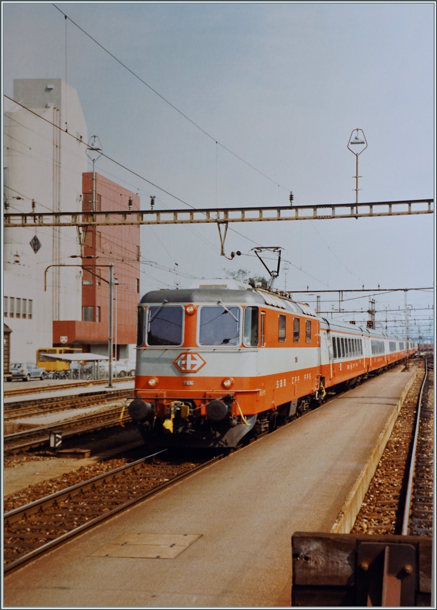 The SBB Re 4/4 II 11106 with a Swiss Express from Rorschach to Geneva in Aarau. 

analg picture from the 14.09.1984