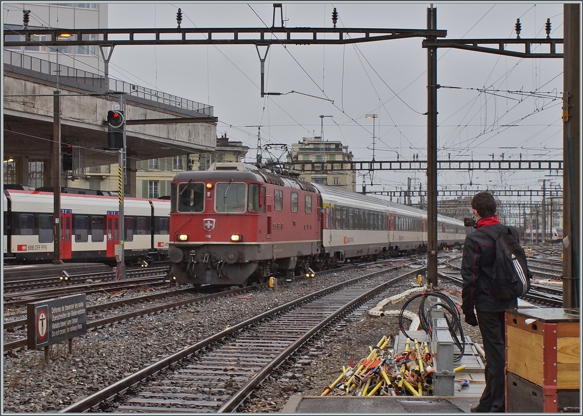 The SBB Re 4/4 II 11114 with one of the last service vor a IR in this area.

08.12.2021