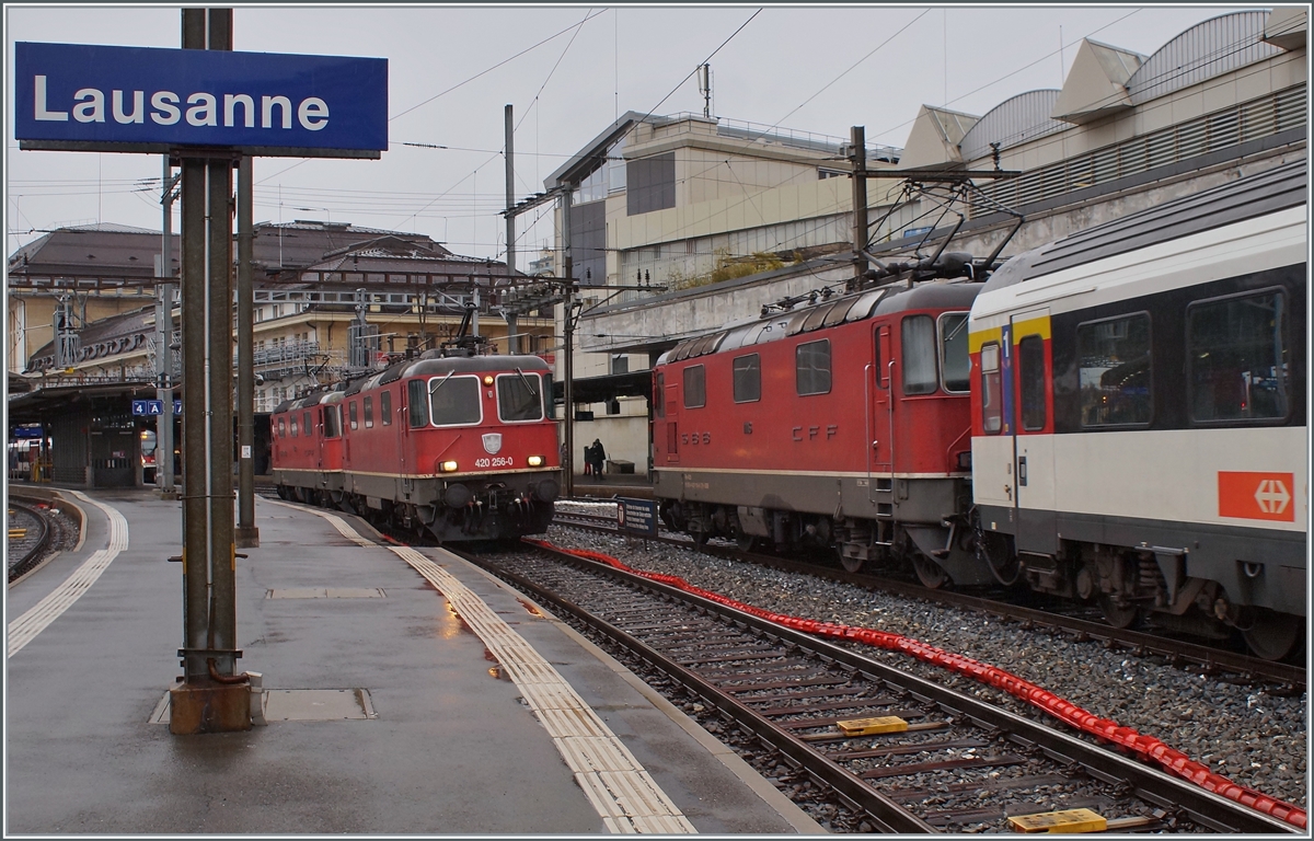 The SBB Re 4/4 II 11256 (Re 420 256-0), an other one and the Re 4/4 II 11114 in Lausanne.

08.12.2021