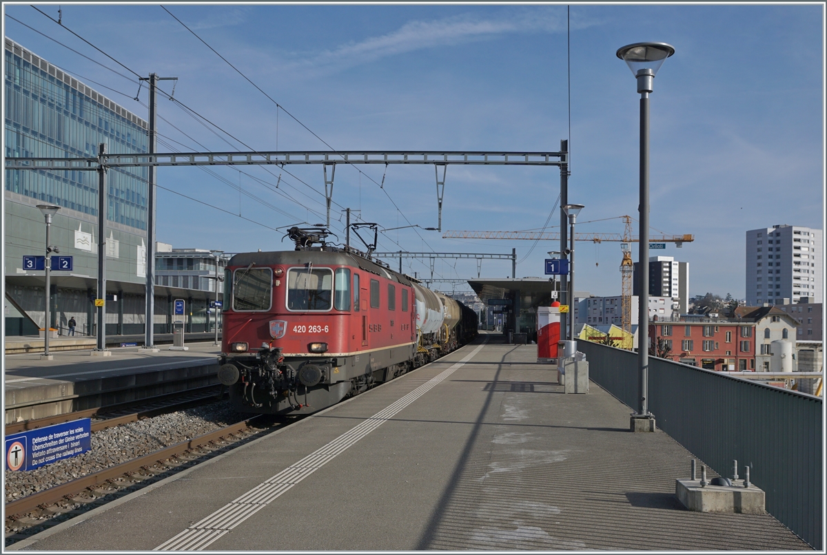 The SBB Re 4/4 II 11263 (Re 420 263-6) with a Cargo Train in Prilly Malley. 

21.02.2023