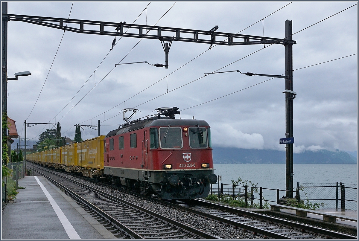 The SBB Re 4/4 II 11263 (Re 420 263-6) in St Saphorin on the way to Daillens.

11.05.2020