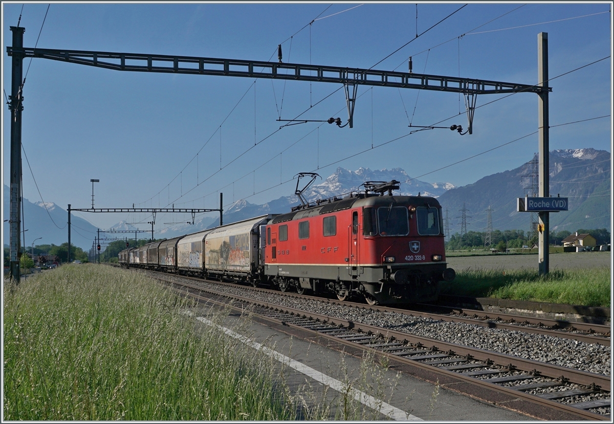 The SBB Re 4/4 II 11332 (Re 420 332-9 ) with a Cargo train in Roche VD.

12.05.2022