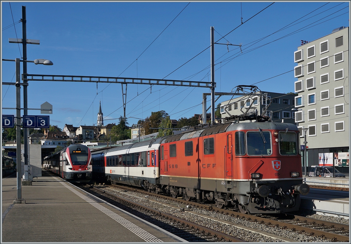 The SBB Re 4/4 II 11130 with his IC from Zürich HB to Stuttgart in Schaffhausen. 

19.09.2022