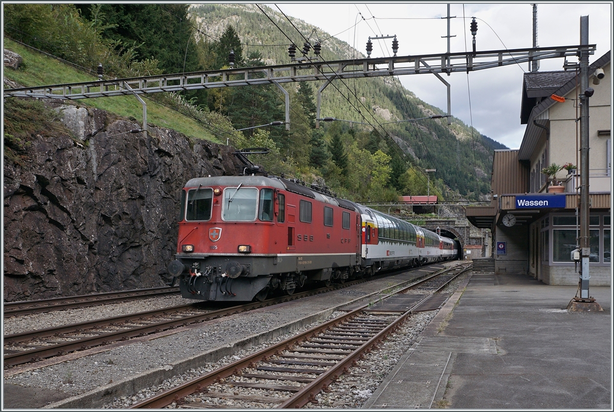 The SBB Re 4/4 II 11195 it with the Gotthard Panoramo Express on the way from Lugano to Flüelen - (Arth Goldau) and passes through Wasen train station.

Oct 19, 2023