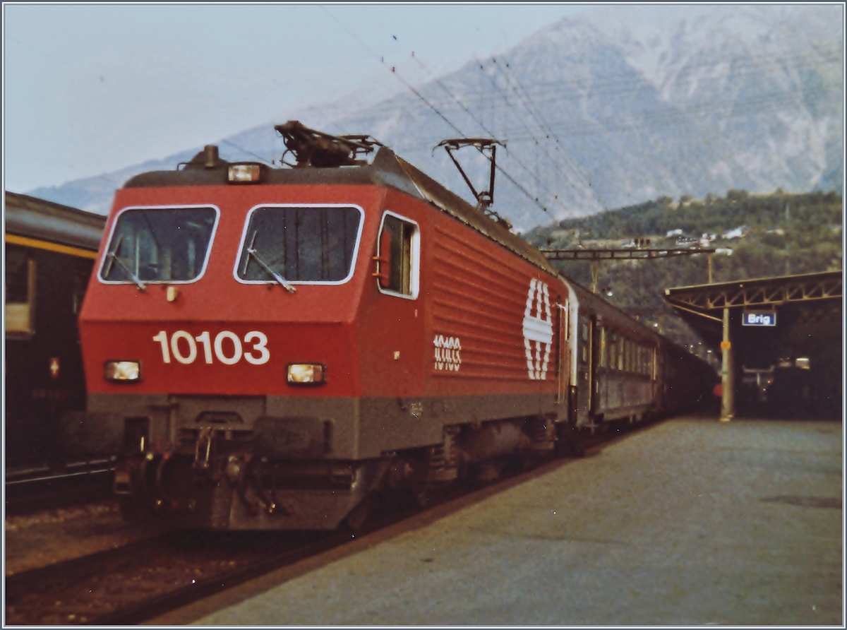 The SBB Re 4/4 IV 10103 Luino wiht the TEE Cisalpin 23 from Milano to Paris by his stop in Brig.
18.10.1983