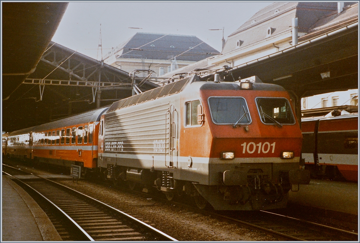 The SBB Re 4/4 IV 10101 with the IC 335  Lemano  from Genneva to Milan by his stop in Lausanne. 

02.09.1984