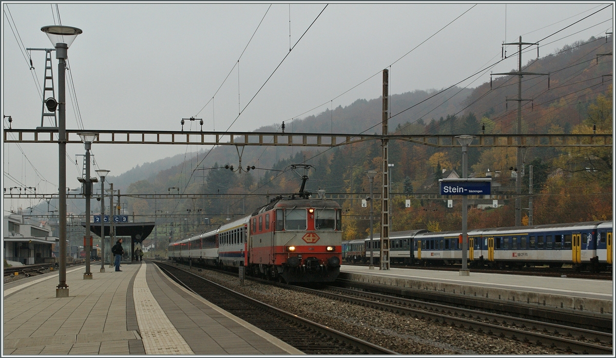 The SBB Re 4/4 Swiss Espress with an IC from Zürich to Bruxelles in Stein Säckingen.
06.11.2011