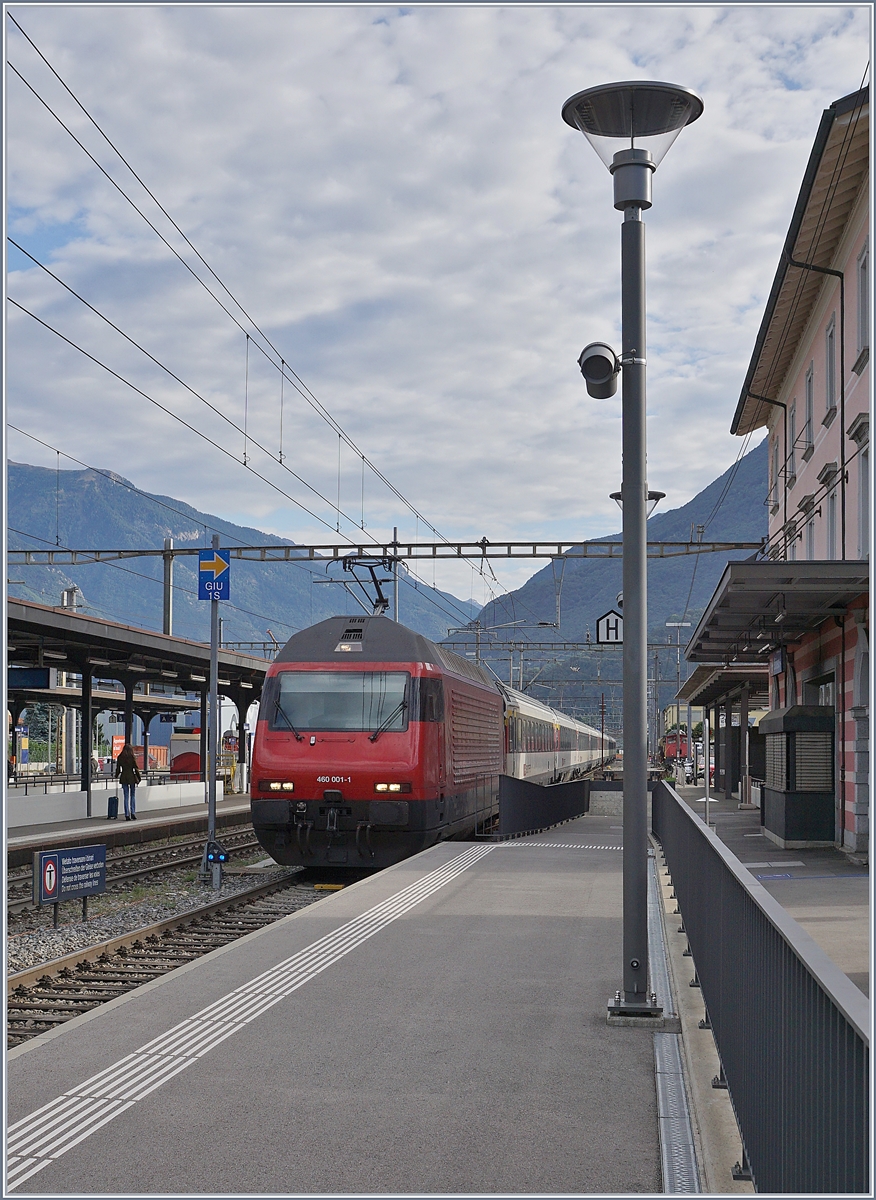 The SBB Re 460 001-1 with a IC to Lugano in Giubisaco. 


aonE 