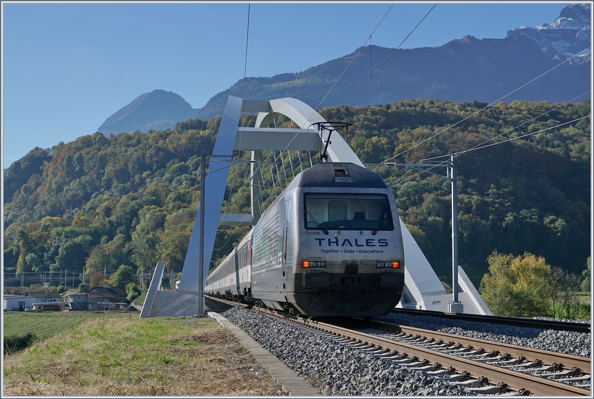 The SBB Re 460 005-2 between Bex and St Maurice.
11.10.2017