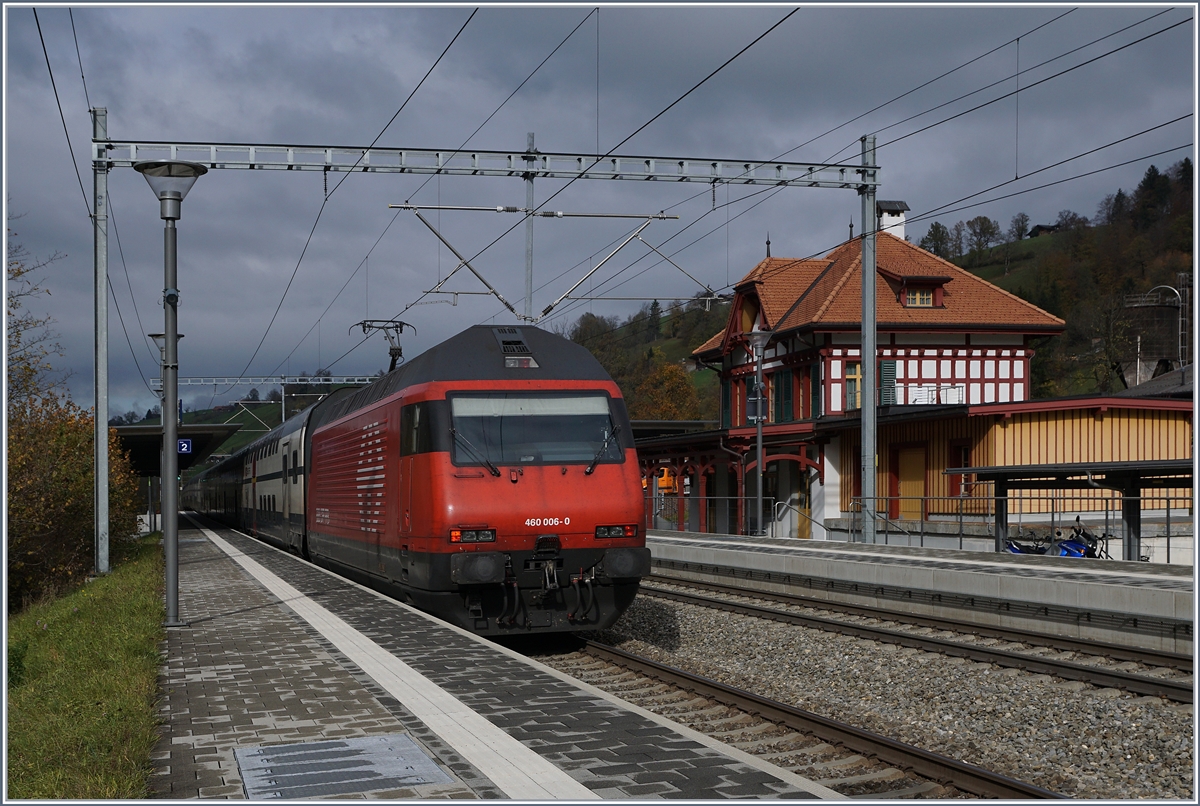 The SBB Re 460 006-0 with an IC to Romanshorn in Mühlenen.
30.10.2017