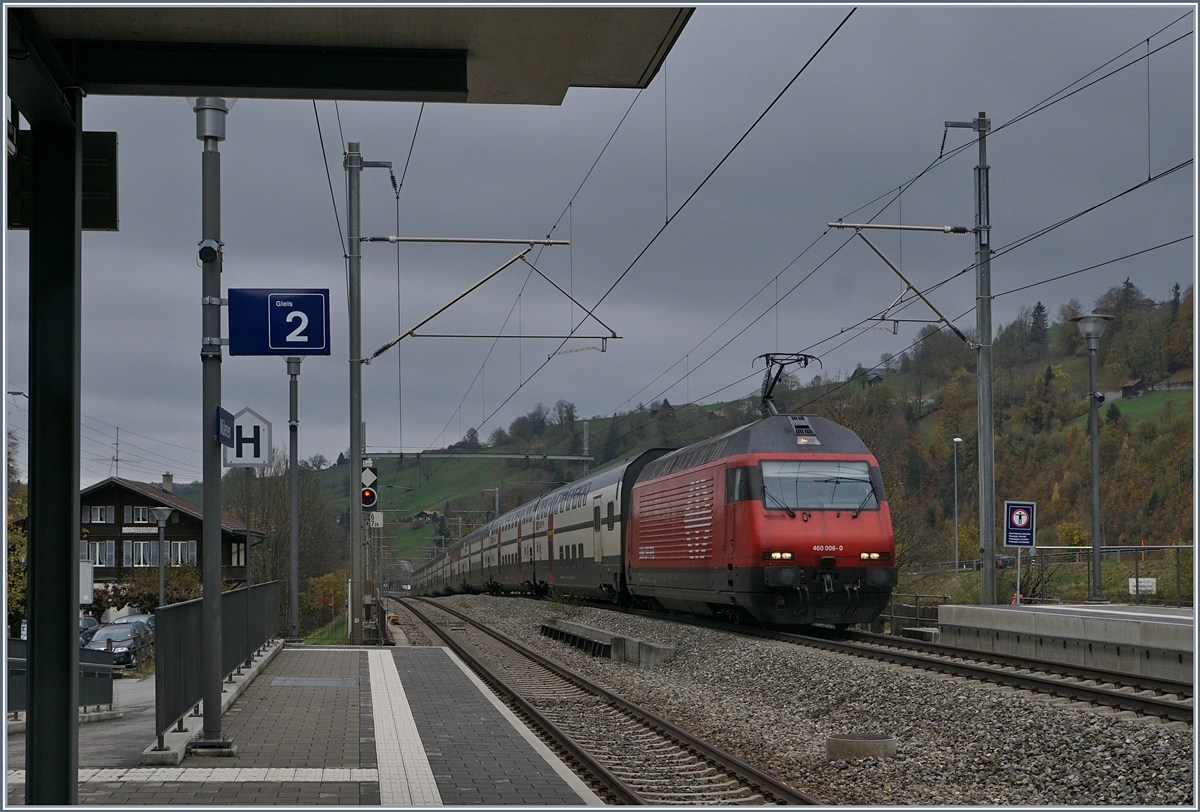 The SBB RE 460 006-0 with an IC to Brig in Mülenen.
30.10.2017