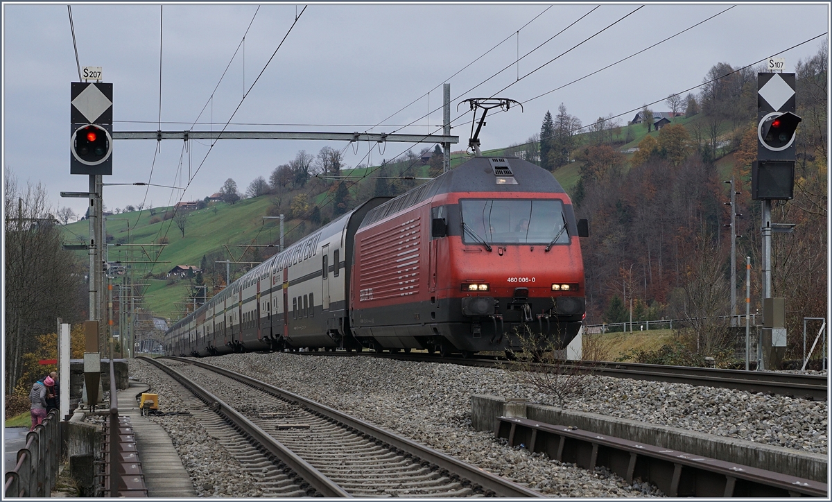 The SBB Re 460 006-0 with an IC to Brig by Muelenen.
09.11.2017