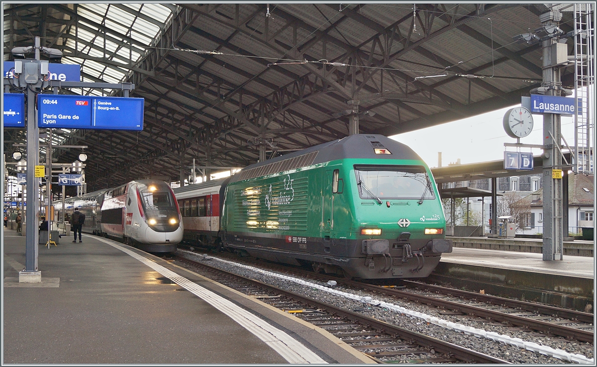 The SBB Re 460 007  Vaudoise assurances  wiht his IR 90 and a TGV Lyria to Paris in Lausanne. 

30.12.2020