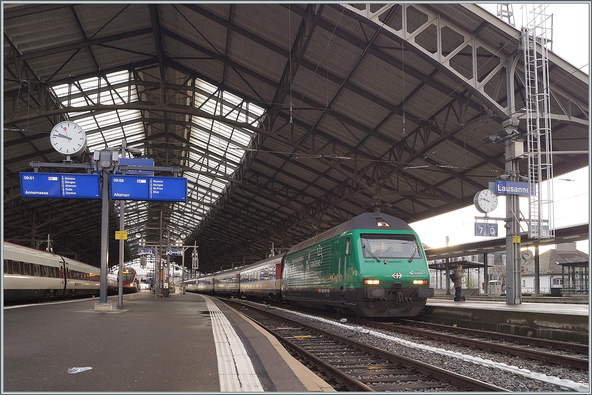 The SBB Re 460 007  Vaudoise assurances  wiht his IR 90 from Brig to Genève-Aéroport in Lausanne.

30.12.2020