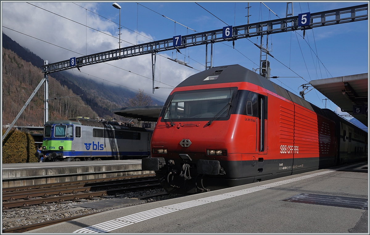 The SBB Re 460 009-4 (UIC 91 85 4 460 006-4 CH-SBB)  Le Jet d'eau  and the BLS Re 4/4 501 in Interlaken Ost .

17.02.2021

