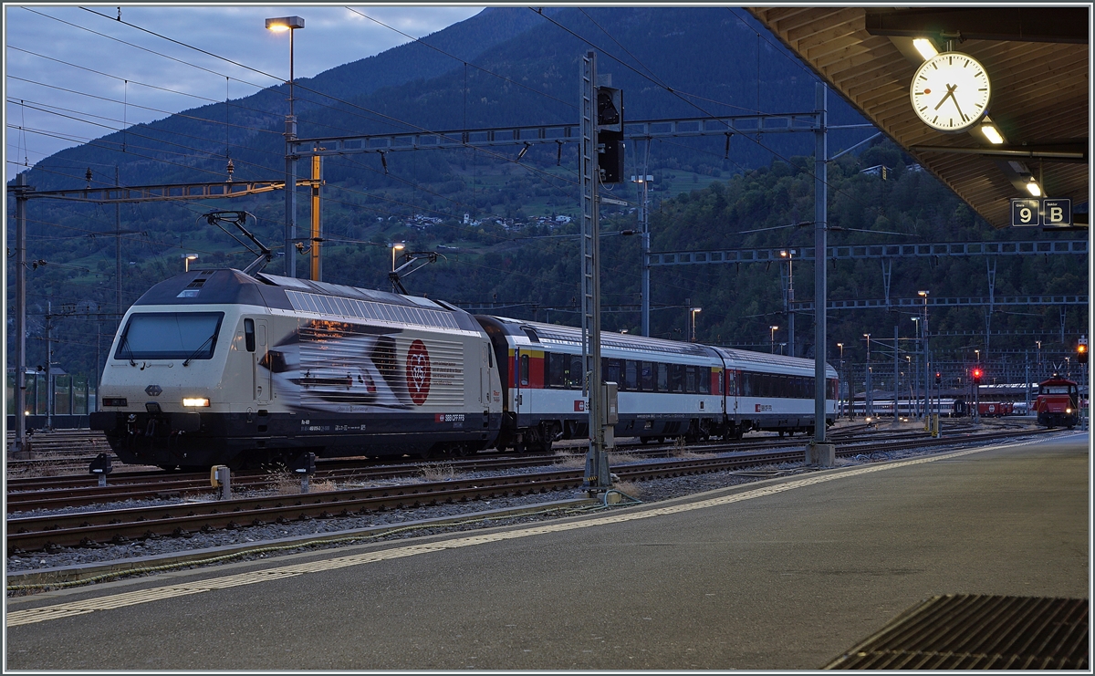 The SBB Re 460 019-3 with EW IV in the early mornging in Brig. 

11.10.2022